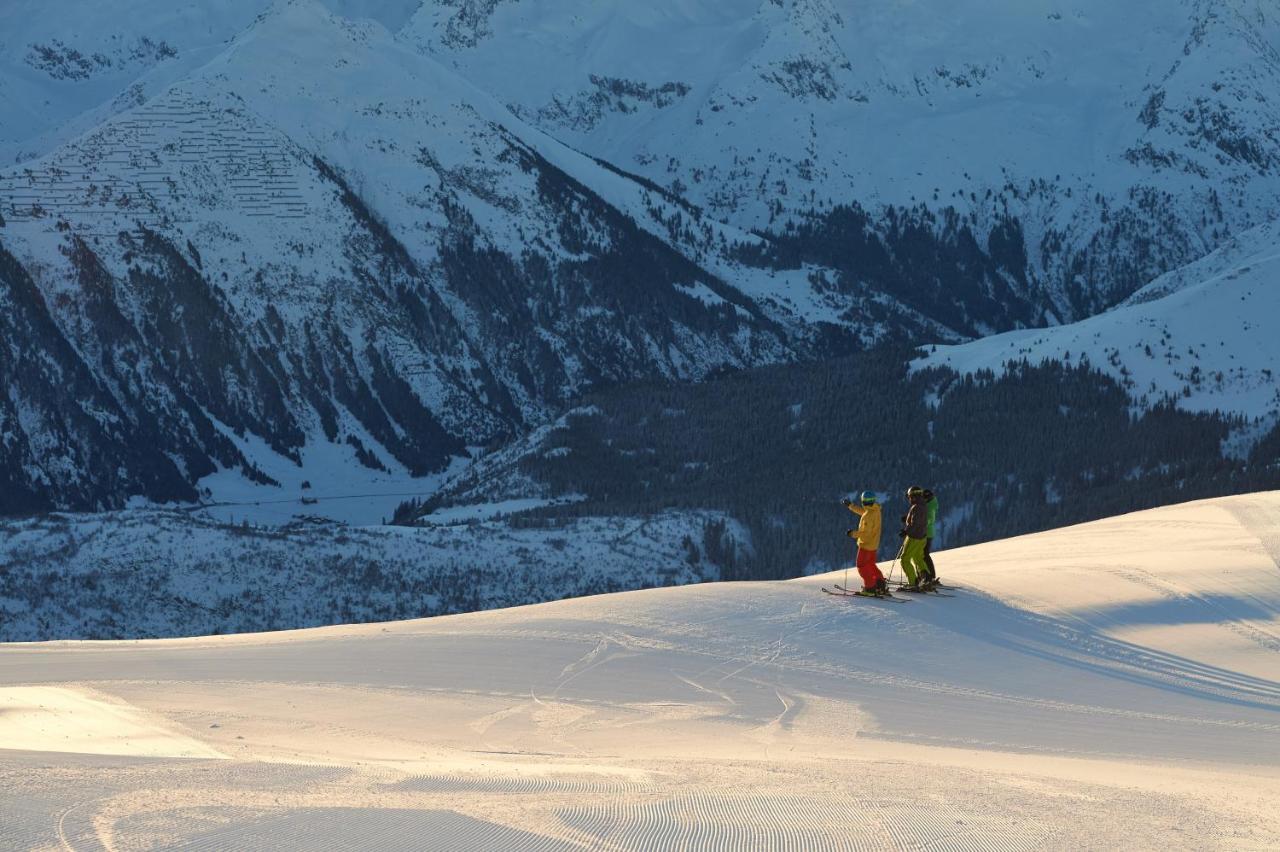 Catrina Hostel Disentis Bagian luar foto